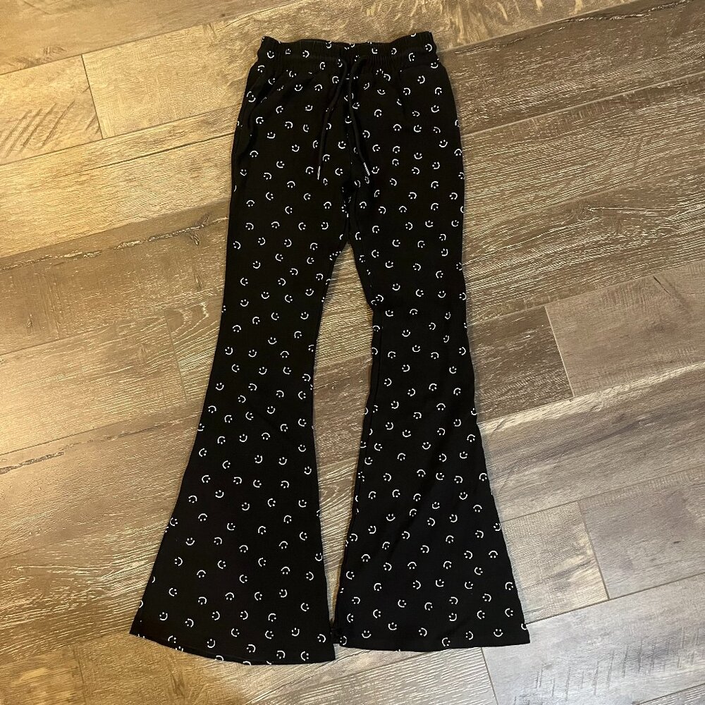 Yesstyle smiley face flare leggings